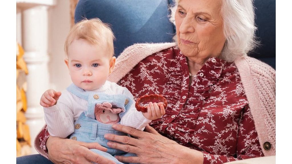 Babičky ručně pletou ponožky pro miminka a pomáhají dalším seniorům